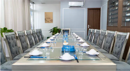 Phòng VIP bàn dài bày sẵn