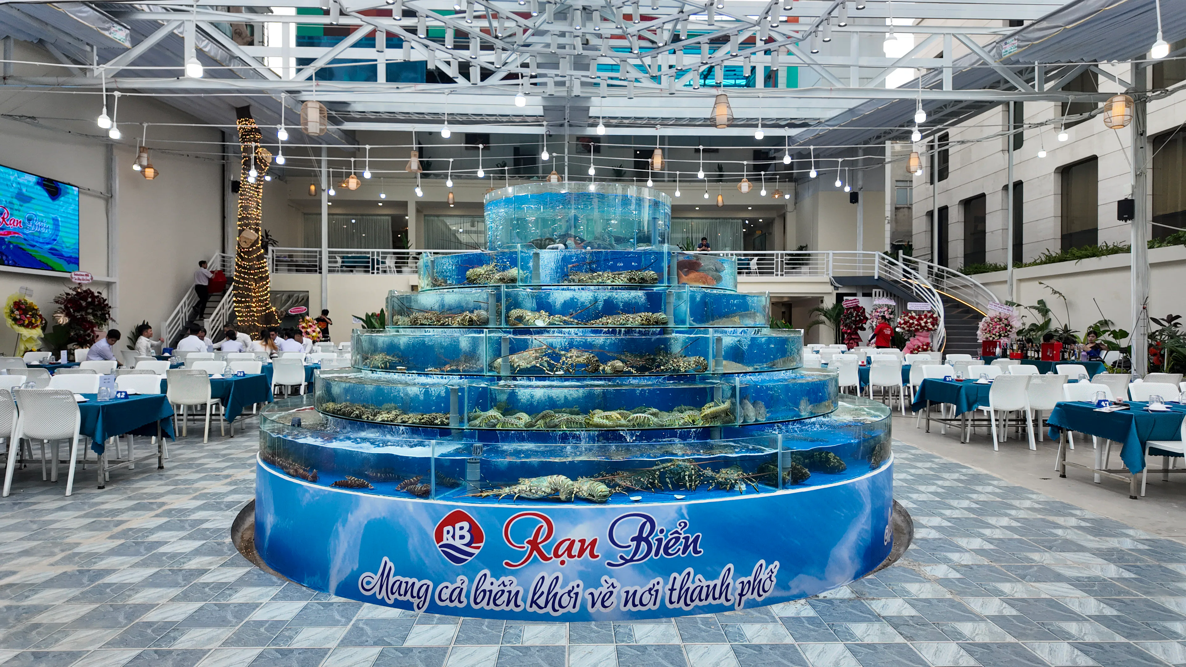 BỂ HẢI SẢN.webp